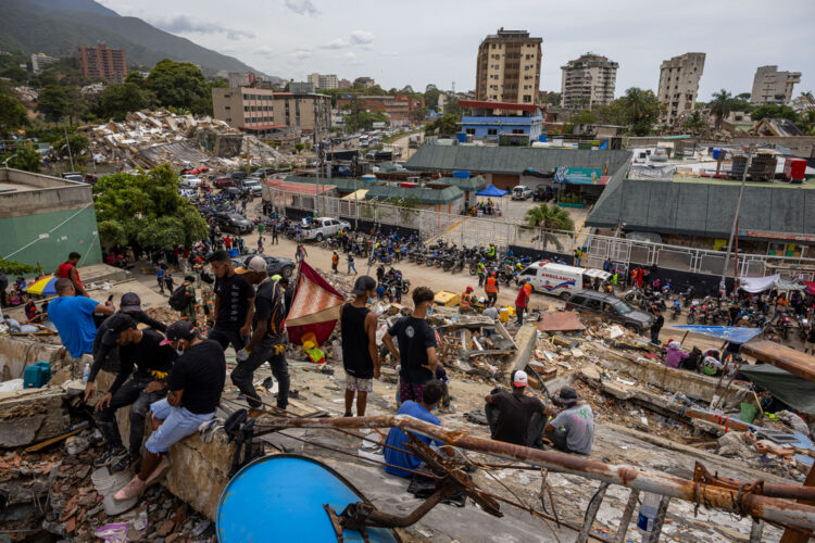 Personas observan edificios colapsados por los terremotos este martes, en La Guaira (Venezuela). Foto: Miguel Gutiérrez/EFE.