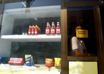 A muchos negocios privados se les hace cada vez más difícil llenar sus anaqueles en medio de la crisis. Foto. AMD.
