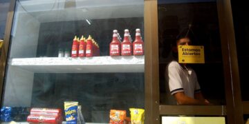 A muchos negocios privados se les hace cada vez más difícil llenar sus anaqueles en medio de la crisis. Foto. AMD.