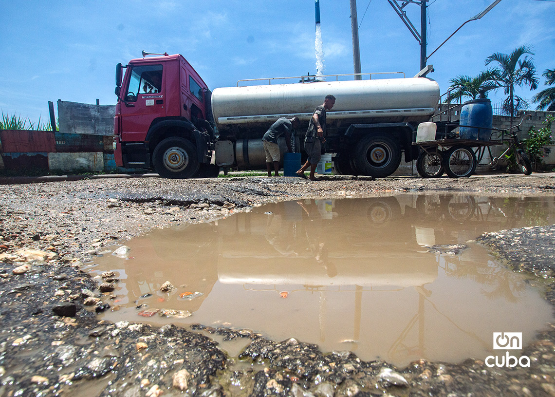 Una pipa y varias personas cargan  agua en La Habana, en el contexto del centenario de Fidel Castro. Foto: Otmaro Rodríguez.