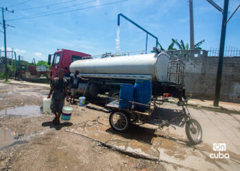 Una pipa y varias personas cargan agua en La Habana. Foto: Otmaro Rodríguez.