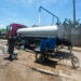 Una pipa y varias personas cargan agua en La Habana. Foto: Otmaro Rodríguez.