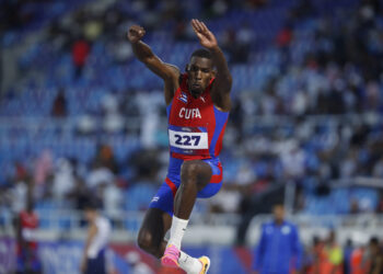 Andy Hechavarria en la final de Triple salto masculino este viernes, durante los XXV Juegos Centroamericanos y del Caribe Santo Domingo 2026 en Santo Domingo Foto: Rodrigo Sura/EFE.