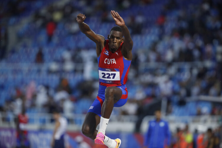 Andy Hechavarria en la final de Triple salto masculino este viernes, durante los XXV Juegos Centroamericanos y del Caribe Santo Domingo 2026 en Santo Domingo Foto: Rodrigo Sura/EFE.