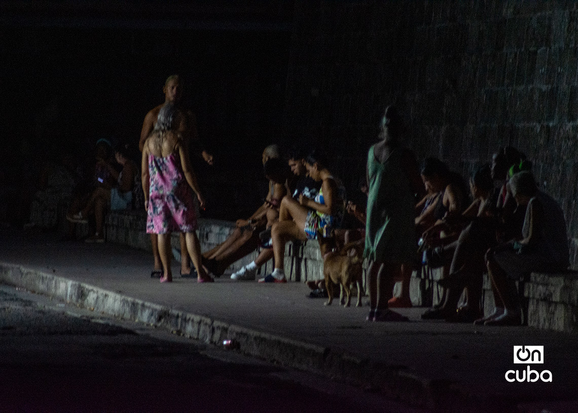 Personas reunidas en la calle durante un apagón en La Habana, en el contexto del centenario de Fidel Castro. Foto: Otmaro Rodríguez.