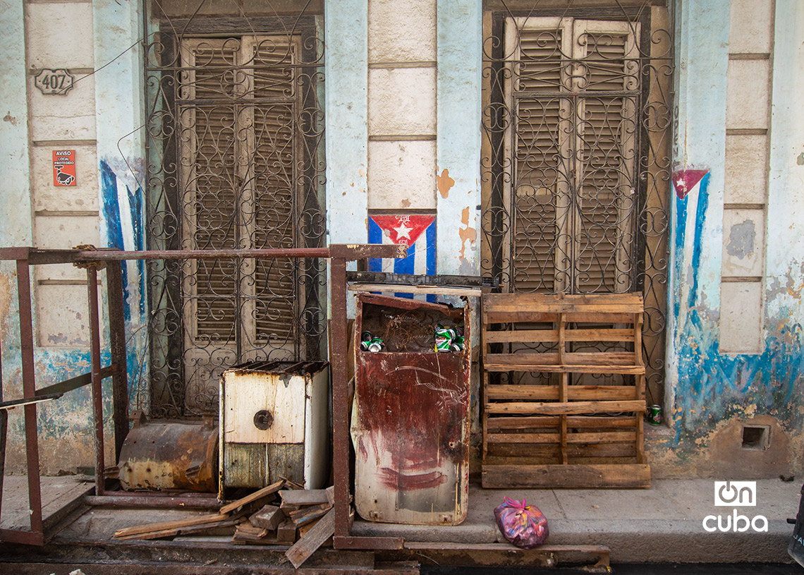 Objetos desechados frente a una vivienda en La Habana, en el contexto del centenario de Fidel Castro. Foto: Otmaro Rodríguez.