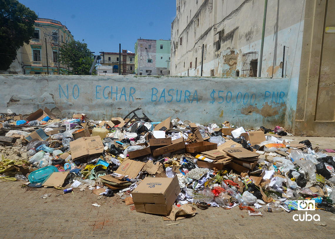 Acumulación de basura en La Habana, en el contexto del centenario de Fidel Castro. Foto: Otmaro Rodríguez.