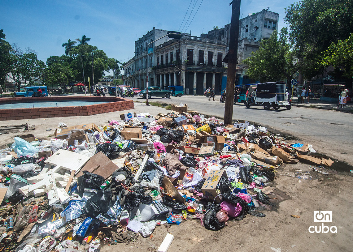 Acumulación de basura en La Habana, en el contexto del centenario de Fidel Castro. Foto: Otmaro Rodríguez.