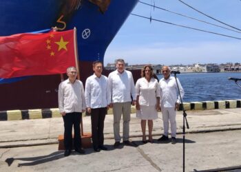 Autoridades de Cuba y China durante el acto de entrega de un nuevo donativo de arroz chino a la isla. Foto: Mincex / Facebook.