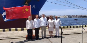 Autoridades de Cuba y China durante el acto de entrega de un nuevo donativo de arroz chino a la isla. Foto: Mincex / Facebook.