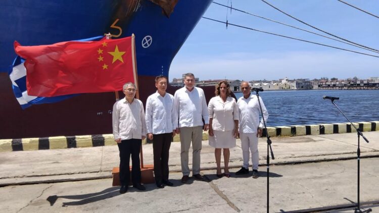 Autoridades de Cuba y China durante el acto de entrega de un nuevo donativo de arroz chino a la isla. Foto: Mincex / Facebook.