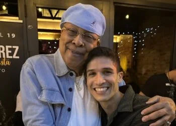 Andy García Palacios abrazado con Chucho Valdés, en una imagen compartida desde las redes sociales de Valdés.