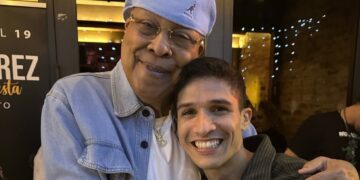 Andy García Palacios abrazado con Chucho Valdés, en una imagen compartida desde las redes sociales de Valdés.
