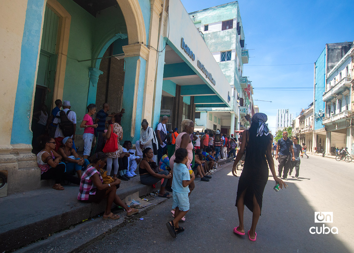 Personas hacen cola en un banco en La Habana, en el contexto del centenario de Fidel Castro. Foto: Otmaro Rodríguez.