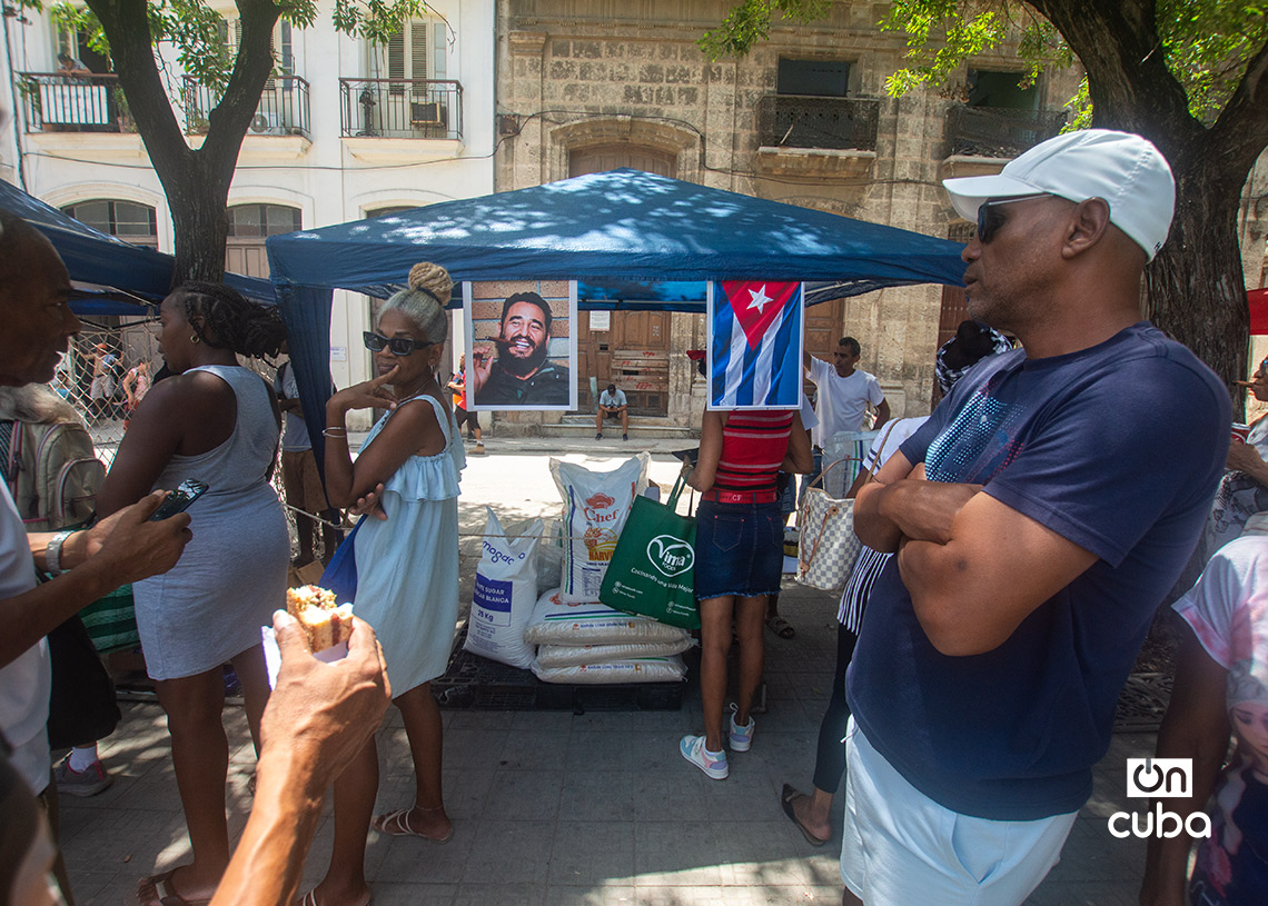 Personas hacen cola en una feria en La Habana, en el contexto del centenario de Fidel Castro. Foto: Otmaro Rodríguez.