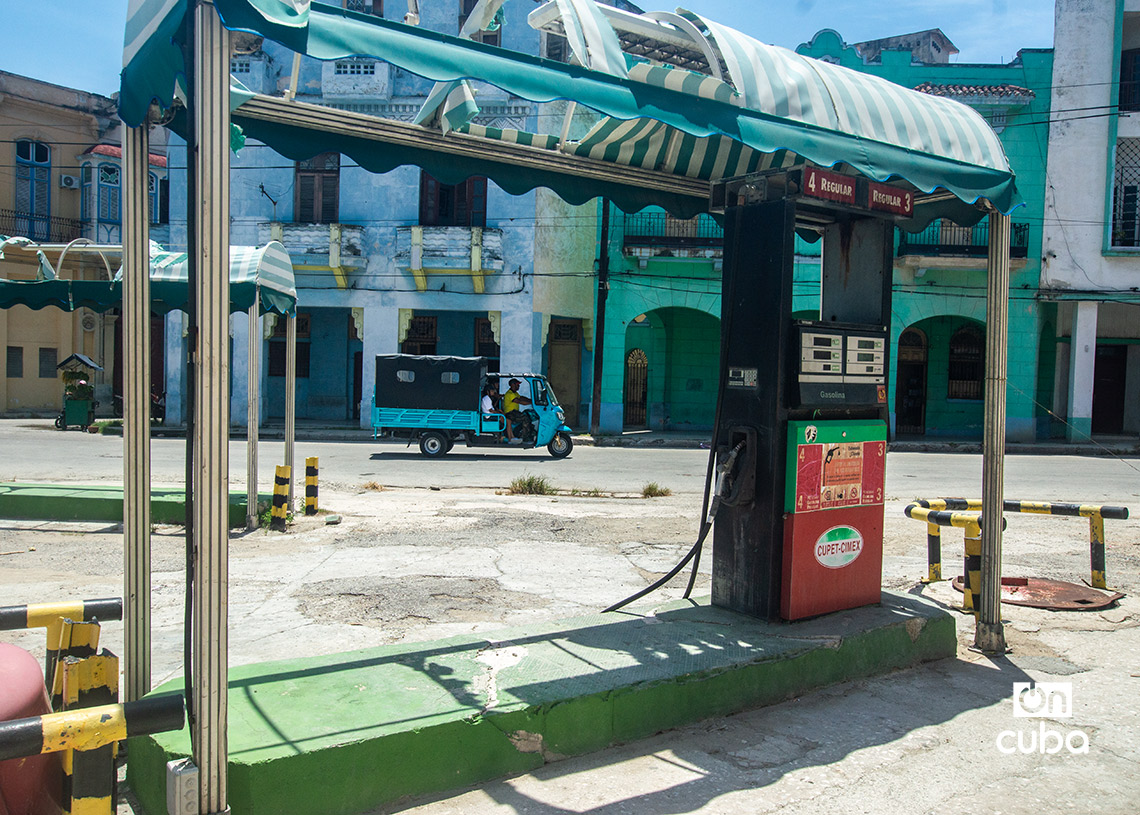 Una gasolinera sin combustible en La Habana, en el contexto del centenario de Fidel Castro. Foto: Otmaro Rodríguez.