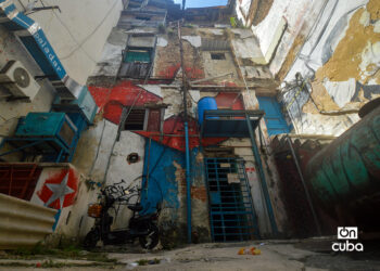 Fachada de un edificio en La Habana, con la bandera cubana, en el contexto del centenario de Fidel Castro. Foto: Otmaro Rodríguez.