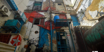 Fachada de un edificio en La Habana, con la bandera cubana, en el contexto del centenario de Fidel Castro. Foto: Otmaro Rodríguez.