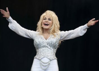 La leyenda de la música country estadounidense Dolly Parton falleció a los 80 años, el 25 de agosto de 2026. Foto: EFE/EPA/WILL OLIVER.