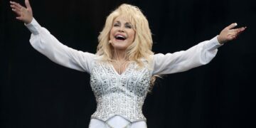 La leyenda de la música country estadounidense Dolly Parton falleció a los 80 años, el 25 de agosto de 2026. Foto: EFE/EPA/WILL OLIVER.