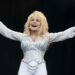 La leyenda de la música country estadounidense Dolly Parton falleció a los 80 años, el 25 de agosto de 2026. Foto: EFE/EPA/WILL OLIVER.