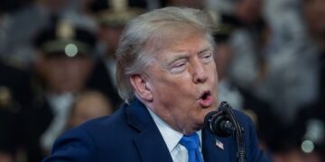 Donald Trump lleva una agenda de ficciones políticas. Decretar estadounidense el estrecho de Ormuz es la última de ellas. Foto:  EFE/EPA/OLGA FEDOROVA