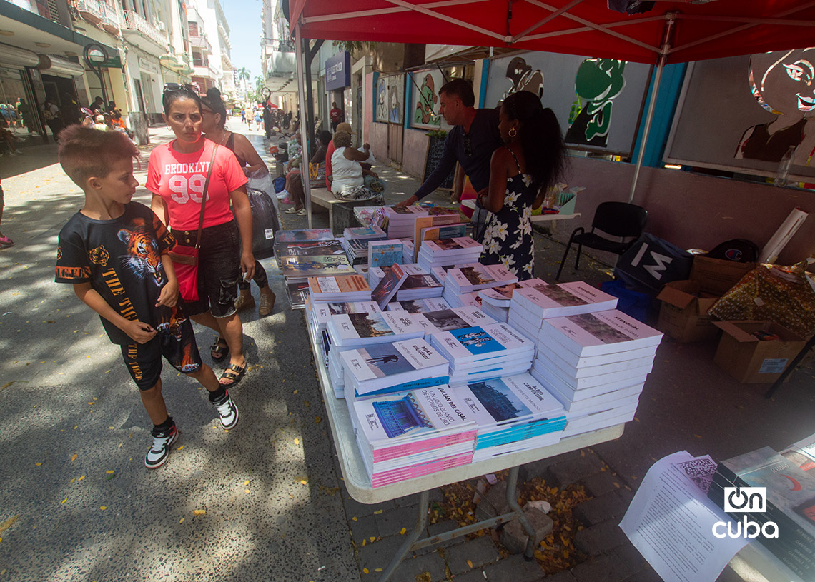 Venta de libros en La Habana, en el contexto del centenario de Fidel Castro. Foto: Otmaro Rodríguez.