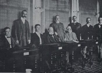 Finlay (centro) presidiendo la Junta Superior de Sanidad. Foto: El Fígaro, 3 de diciembre de 1905.
