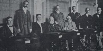 Finlay (centro) presidiendo la Junta Superior de Sanidad. Foto: El Fígaro, 3 de diciembre de 1905.
