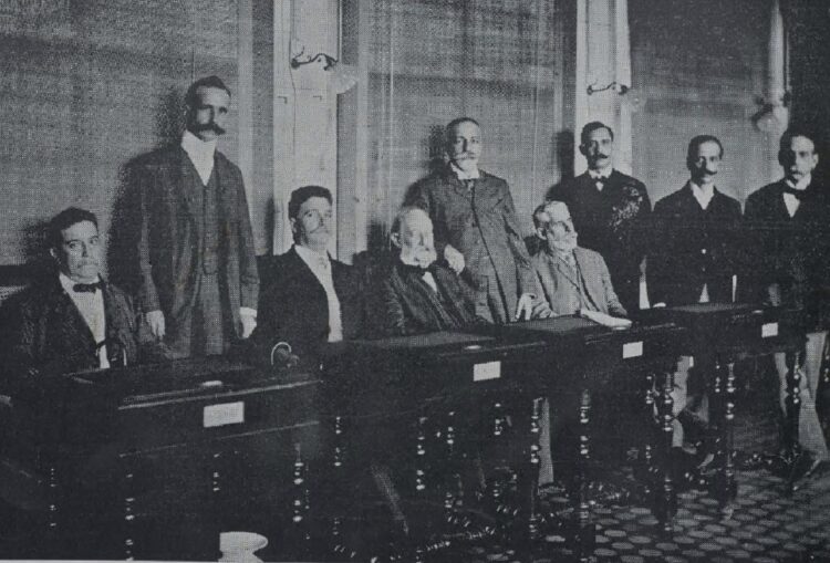 Finlay (centro) presidiendo la Junta Superior de Sanidad. Foto: El Fígaro, 3 de diciembre de 1905.