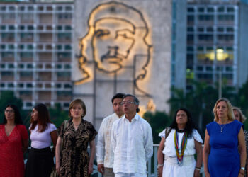 El presidente de Colombia, Gustavo Petro (c), junto a la viceministra de Relaciones Exteriores de Cuba, Josefina Vidal (d), posan durante un acto protocolario este viernes, en el monumento de José Martí en La Habana (Cuba). FOTO:  EFE/ AP/ Ramón Espinosa / POOL