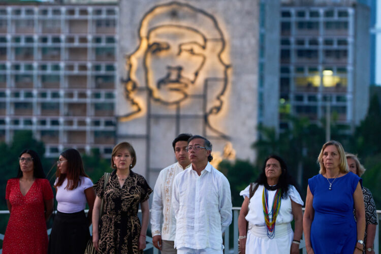 El presidente de Colombia, Gustavo Petro (c), junto a la viceministra de Relaciones Exteriores de Cuba, Josefina Vidal (d), posan durante un acto protocolario este viernes, en el monumento de José Martí en La Habana (Cuba). FOTO:  EFE/ AP/ Ramón Espinosa / POOL