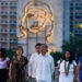 El presidente de Colombia, Gustavo Petro (c), junto a la viceministra de Relaciones Exteriores de Cuba, Josefina Vidal (d), posan durante un acto protocolario este viernes, en el monumento de José Martí en La Habana (Cuba). FOTO:  EFE/ AP/ Ramón Espinosa / POOL