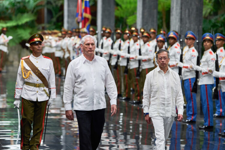 La Habana, 31/07/2026.- El presidente de Cuba, Miguel Diaz-Canel (c), camina junto a su homólogo de Colombia, Gustavo Petro, durante un acto protocolario este viernes, en la Plaza de la Revolución en La Habana (Cuba). Foto: EFE/ AP Ramón Espinosa / POOL.