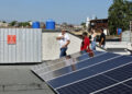 Presidente de JOLYNI S.U.R.L, Jorge Félix Peraza Noriega, caminando junto a paneles fotovoltaicos en La Habana. Foto:  Ernesto Mastrascusa/EFE.