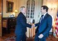 Fotografía del encuentro entre el secretario de Estado, Marco Rubio, y el jefe de la misión diplomática de EE.UU. en Cuba, Mike Hammer, en Washington, tomada de la cuenta oficial en X de la Embajada de los Estados Unidos en Cuba. Foto: @USEmbCuba / EFE.