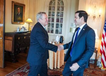 Fotografía del encuentro entre el secretario de Estado, Marco Rubio, y el jefe de la misión diplomática de EE.UU. en Cuba, Mike Hammer, en Washington, tomada de la cuenta oficial en X de la Embajada de los Estados Unidos en Cuba. Foto: @USEmbCuba / EFE.