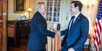 Fotografía del encuentro entre el secretario de Estado, Marco Rubio, y el jefe de la misión diplomática de EE.UU. en Cuba, Mike Hammer, en Washington, tomada de la cuenta oficial en X de la Embajada de los Estados Unidos en Cuba. Foto: @USEmbCuba / EFE.