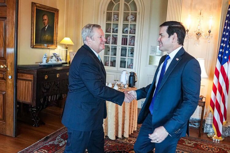 Fotografía del encuentro entre el secretario de Estado, Marco Rubio, y el jefe de la misión diplomática de EE.UU. en Cuba, Mike Hammer, en Washington, tomada de la cuenta oficial en X de la Embajada de los Estados Unidos en Cuba. Foto: @USEmbCuba / EFE.