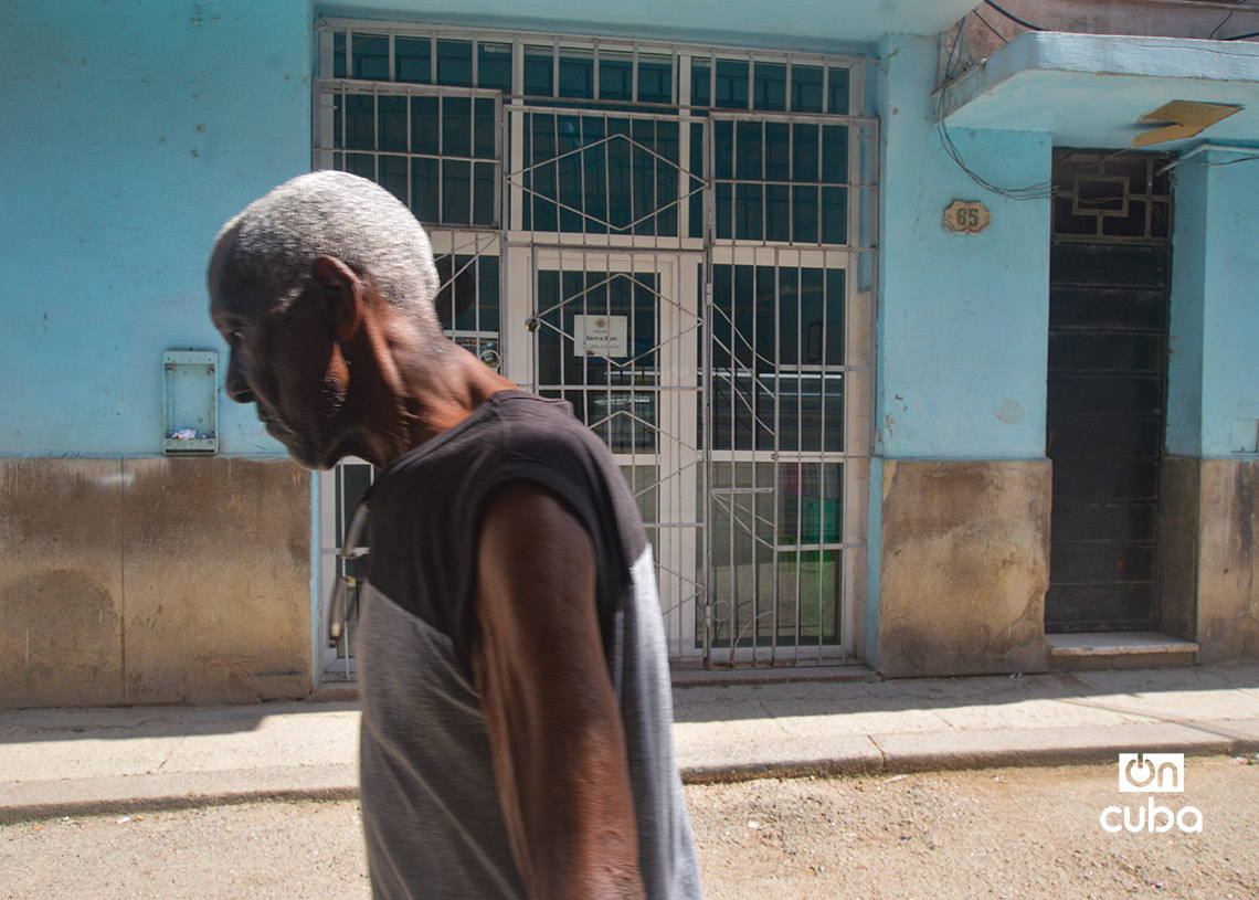 Un hombre pasa frente a una mipyme cerrada en La Habana, en el contexto del centenario de Fidel Castro. Foto: Otmaro Rodríguez.