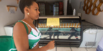 Una mujer pasa frente a un negocio privado cerrado en La Habana. Foto: Otmaro Rodríguez.