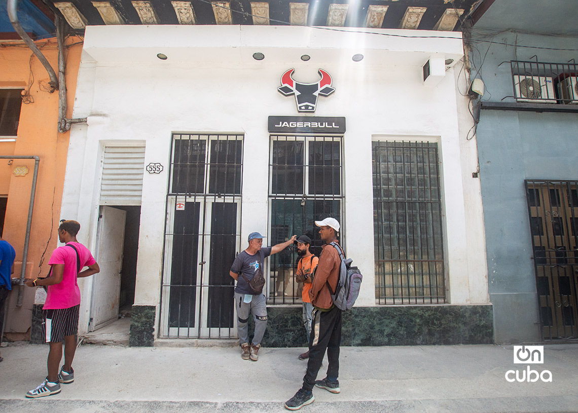Varias personas en las afueras de un negocio privado en La Habana. Foto: Otmaro Rodríguez.