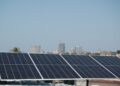 Paneles solares en una azotea del Vedado. Detrás, el skyline de La Habana. Foto. AMD.