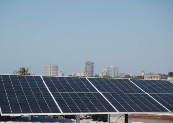 Paneles solares en una azotea del Vedado. Detrás, el skyline de La Habana. Foto. AMD.