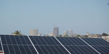 Paneles solares en una azotea del Vedado. Detrás, el skyline de La Habana. Foto. AMD.