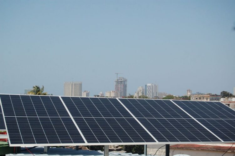 Paneles solares en una azotea del Vedado. Detrás, el skyline de La Habana. Foto. AMD.