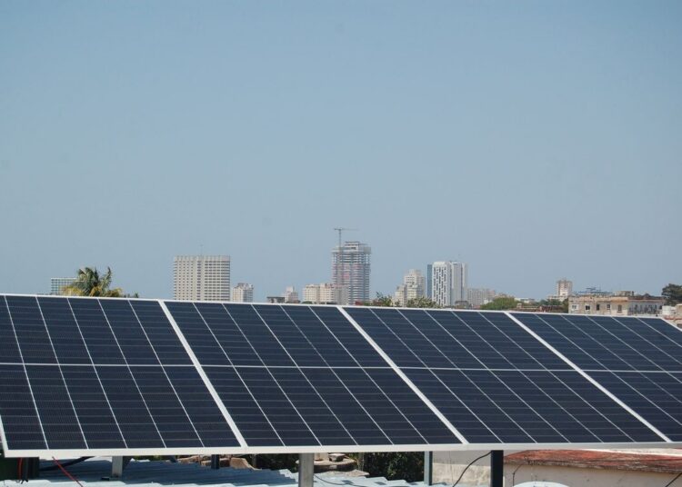 Paneles solares en una azotea del Vedado. Detrás, el skyline de La Habana. Foto. AMD.