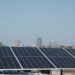 Paneles solares en una azotea del Vedado. Detrás, el skyline de La Habana. Foto. AMD.
