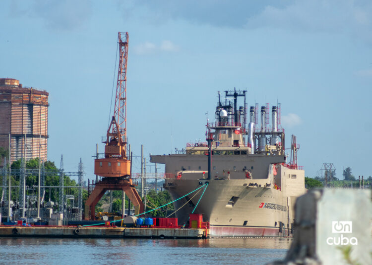 Una de las centrales flotantes turcas fondeadas en La Habana, sin funcionar por la falta de combustible. Foto: Otmaro Rodríguez.