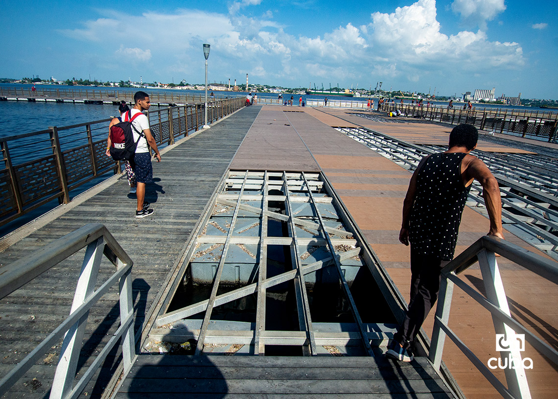 Paseo Marítimo Flotante, frente a la Alameda de Paula, en La Habana. Foto: Otmaro Rodríguez.